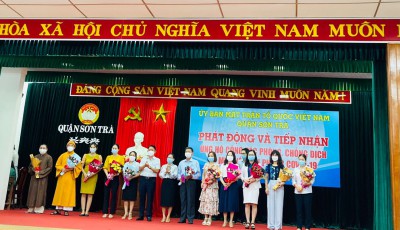 Cô Nguyễn Thị Kim Ngân- HT- BT chi bộ trao tiền ủng hộ cho MTTQVN quận Sơn Trà