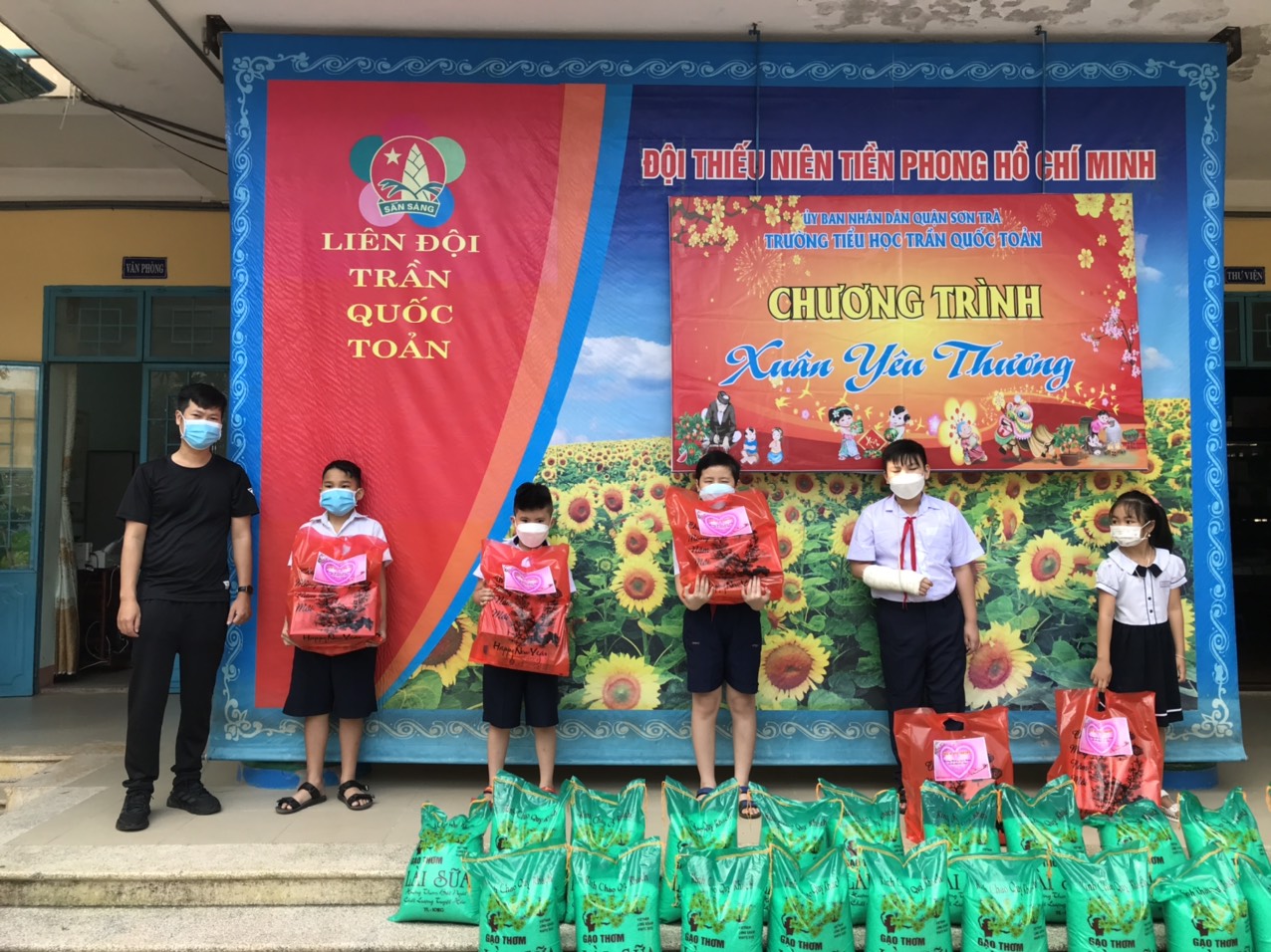 Ông Vũ Đức Thọ tặng quà cho học sinh khó khăn của trường.