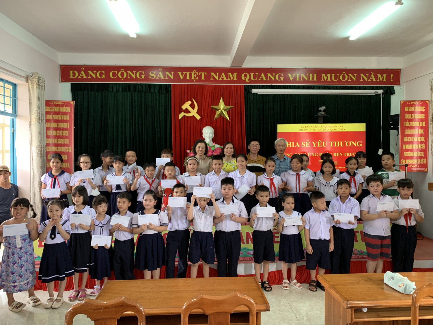 CHIA  SẺ YÊU THƯƠNG - CÙNG CON VỮNG BƯỚC ĐẾN TRƯỜNG