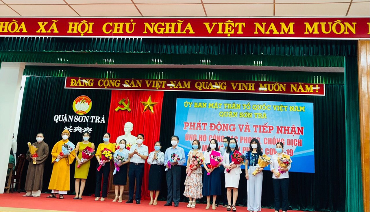 Cô Nguyễn Thị Kim Ngân- HT- BT chi bộ trao tiền ủng hộ cho MTTQVN quận Sơn Trà